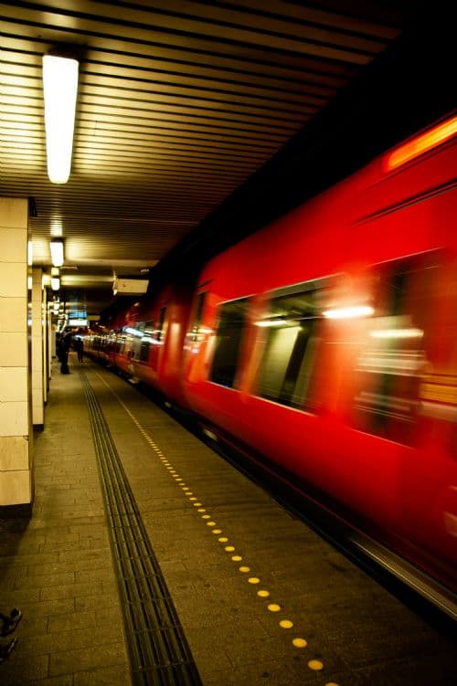 Illustration du casting 6500 KR FOR EN DAG: Medvirkende alle aldre til transport-reklame, København
